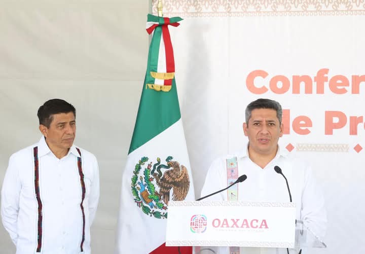 El fiscal general del Estado Bernardo Rodríguez Alamilla en conferencia de prensa del gobernador Salomón Jara Cruz el pasado 21 de febrero. Foto: FGEO